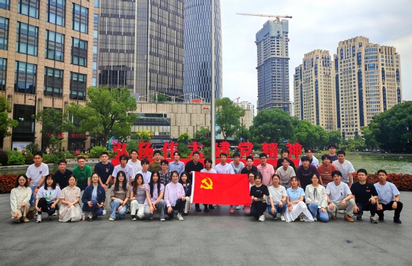 3044am永利官网组织新发展党员参观中共一大纪念馆 开展新党员入党宣誓仪式